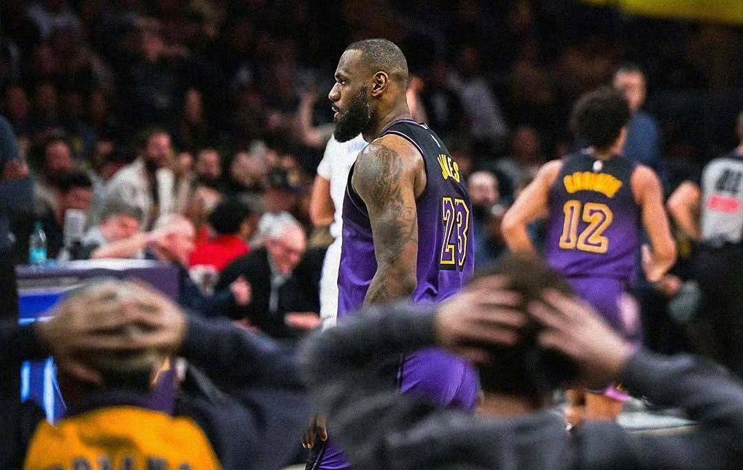 浓眉压哨绝杀詹姆斯，全场沸腾！经典一战再现传奇-爱游戏入口